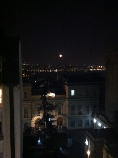 <p>On a full moon night in Istanbul</p>