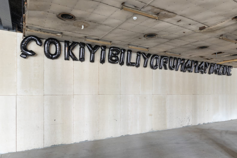 <p>Banu Cennetoğlu, <i>ÇOKİYİBİLİYORUMAMAYİNEDE</i>, 2015-süregelen. Helyum şişirilmiş mylar balonlar. Fotoğraf: Zeynep Fırat © Banu Cennetoğlu. Sanatçı ve Rodeo Galeri, London & Piraeus izniyle. <em>Bir Zamanlar Kavranamayan</em> sergisi kapsamında, Protocinema, 2021</p>